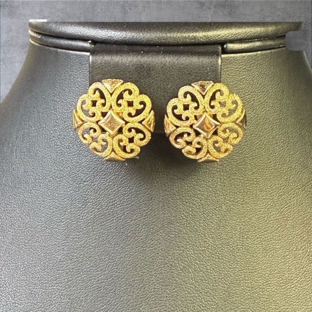 156. Vintage Avon Gold Tone Filigree‎ Armlet Signed Jewelry